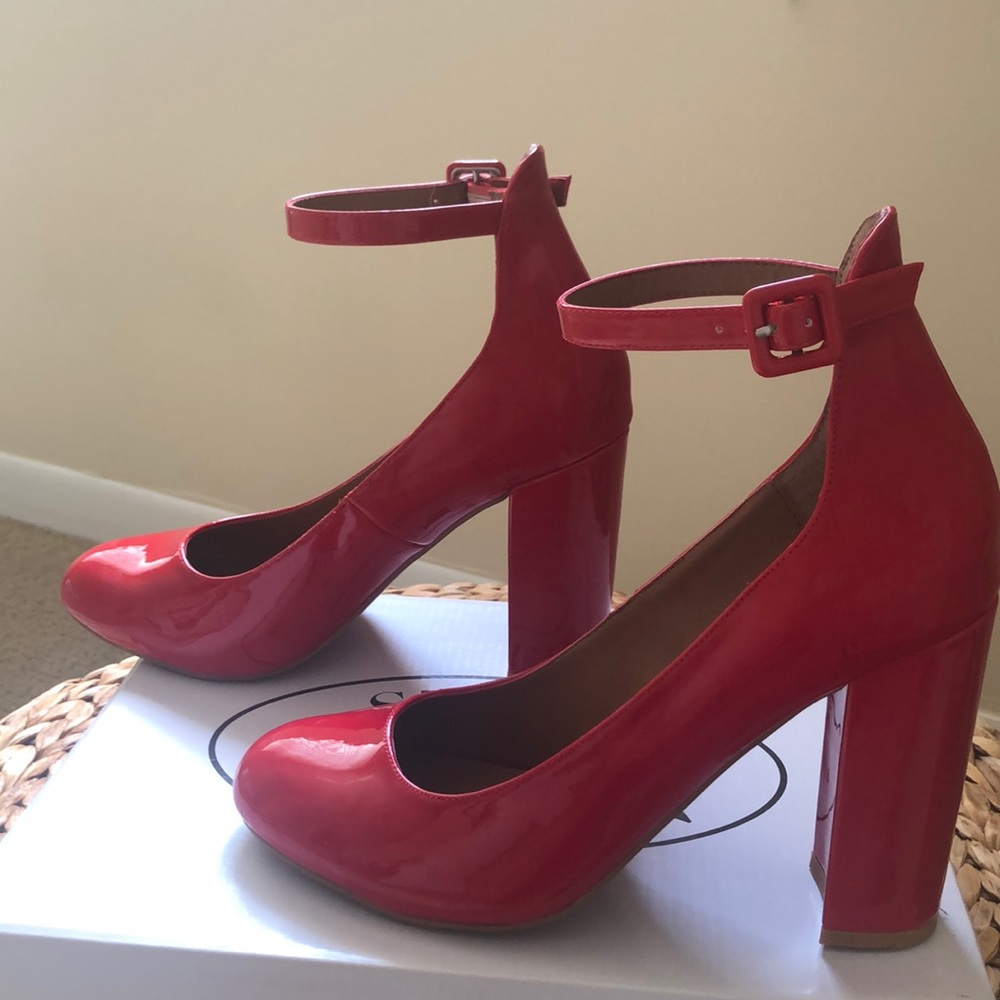 STEVE MADDEN RED SHOES 👠 - Picture 4 of 9